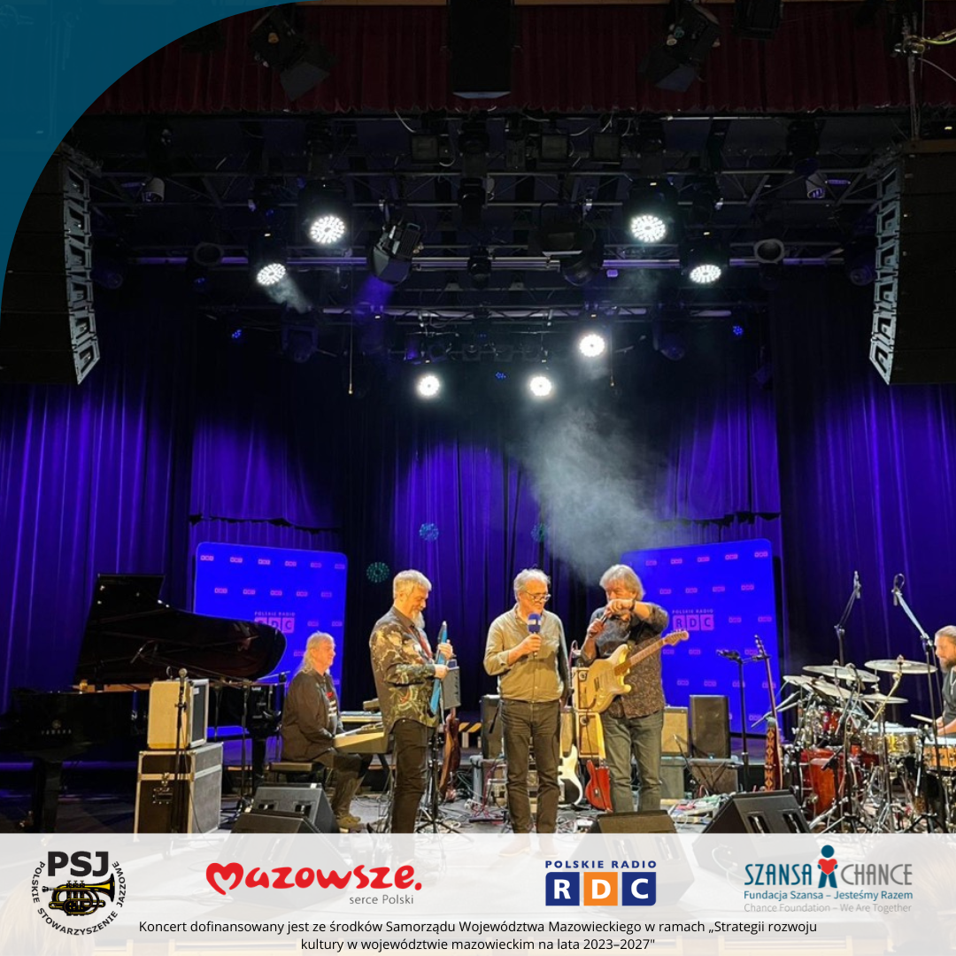 Trzy osoby z zespołu stoją na scenie i grają.