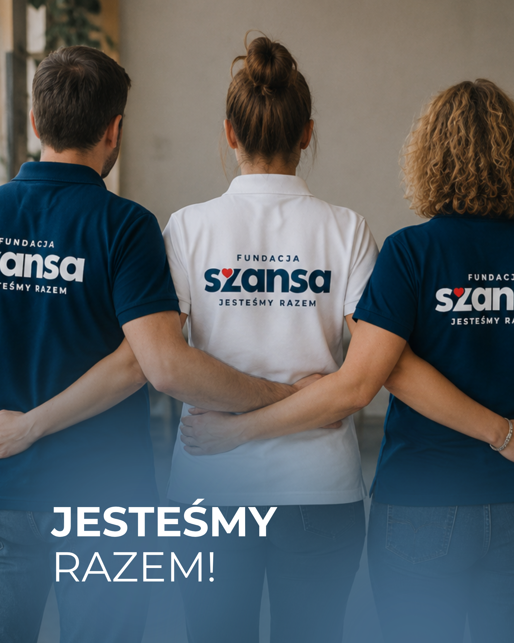 Ludzie w koszulkach z logo obejmujący się. Hasło Jesteśmy Razem