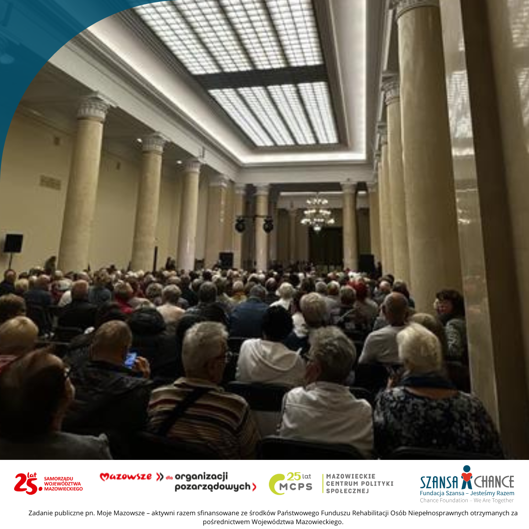 Grupa ludzi siedzi tyłem w eleganckiej sali z wysokimi, żółtymi kolumnami i coś ogląda na ekranie. Na dole zdjęcia widnieją loga instytucji oraz informacje o wsparciu projektu społecznego.