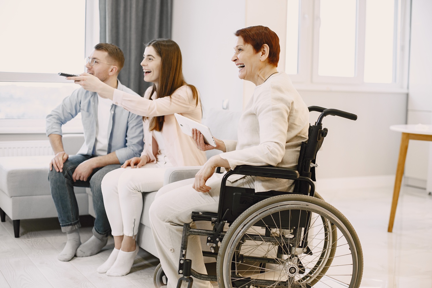 starsza osoba na wózku z rodziną